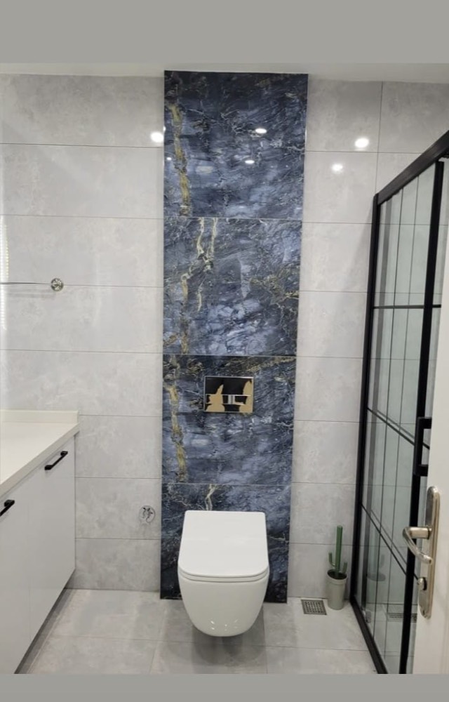 Banyo yenileme: lacivert mermer desenli duvar paneli ve asma klozet