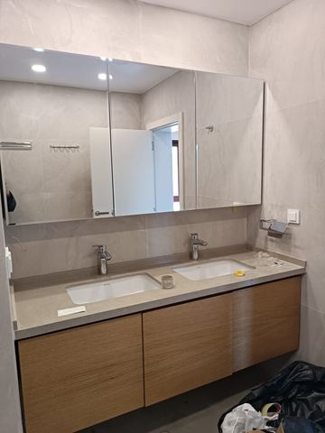 Ahşap dolaplı, mermer arkalıklı çift lavabo