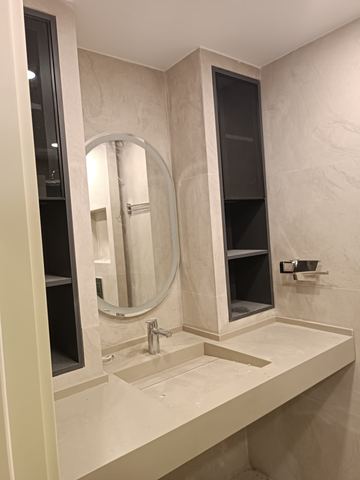 Çift lavabolu, mermer tezgahlı banyo