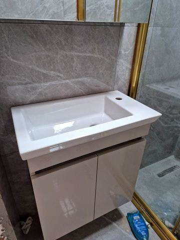Yeni takılan lavabo ve altın armatür