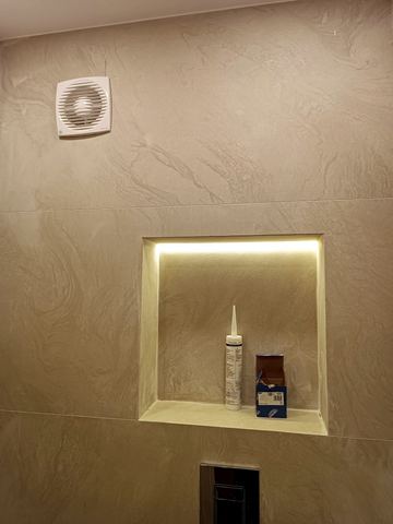 Banyo duvarında gizli ışıklı niş ve havalandırma