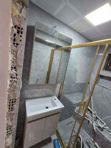Yapım aşamasında lavabo ve altın çerçeveli ayna