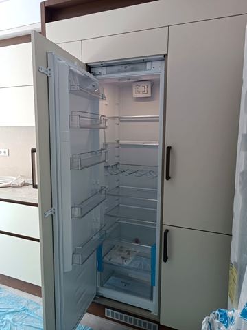 Yeni takılan ankastre buzdolabı, kapağı açık