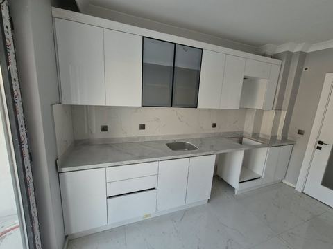 Beyaz mutfak dolapları ve camlı vitrin kapaklar