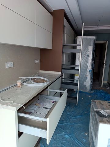 Mutfak dolapları naylon korumalı, montaj aşamasında