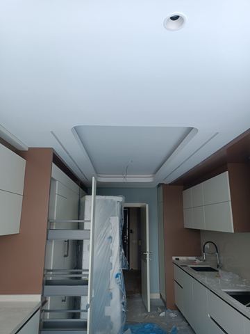 Uzun mutfak dolabı sırası, montaj aşamasında